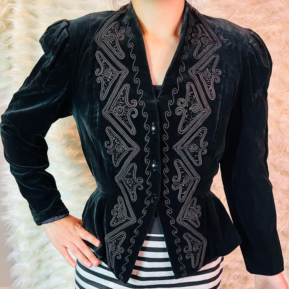 Vintage black velvet with embroidered accents and breading size S